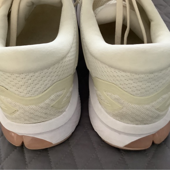 ASICS size 9M light oatmeal w/ taupe design logo on sides - Picture 4 of 6